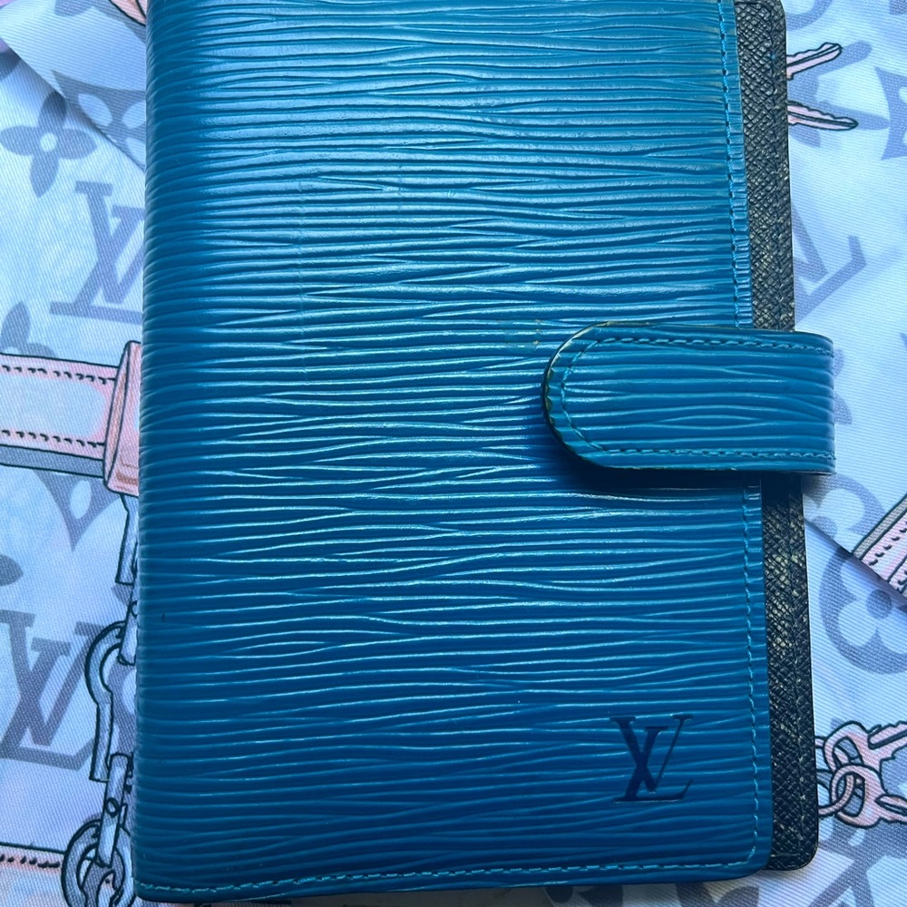 Louis Vuitton(Epi)agenda slate, blue leather (scarf, not included).